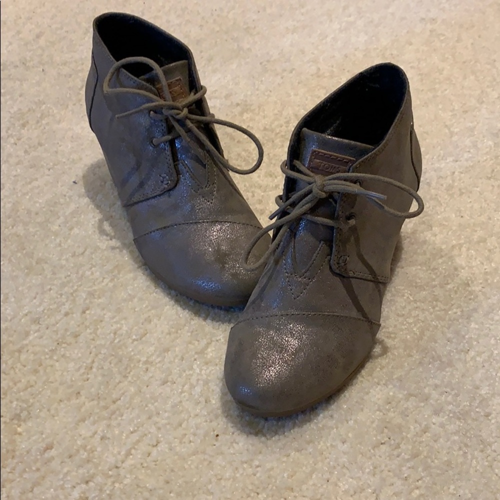 Toms silver wedges